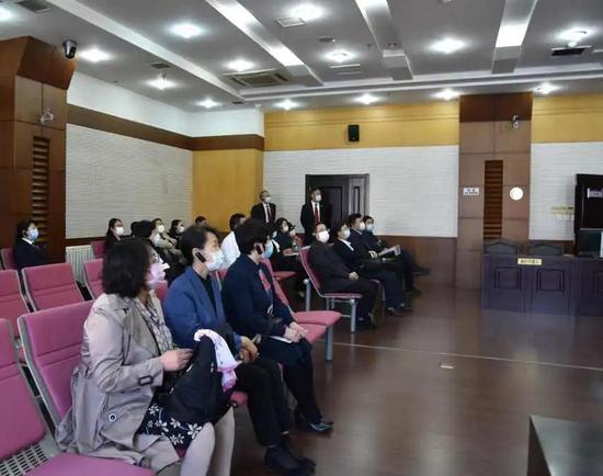 人大代表和各界人士视察科技法庭