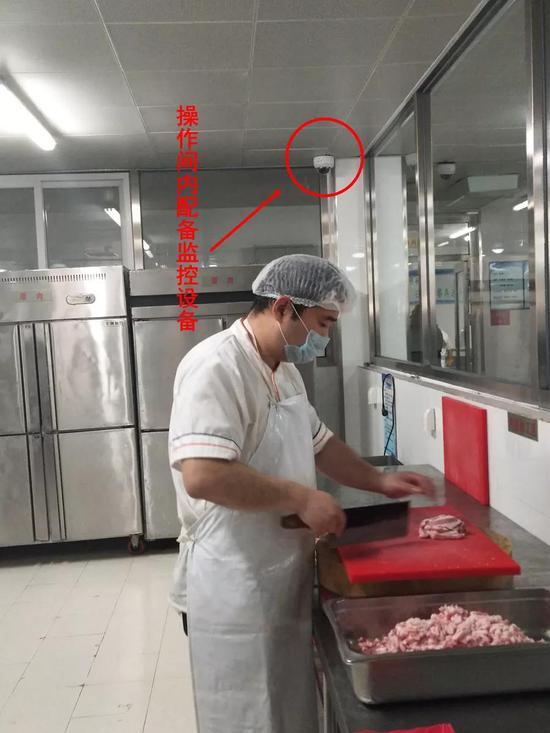 食堂内的显示屏可同步播放后厨加工情况。