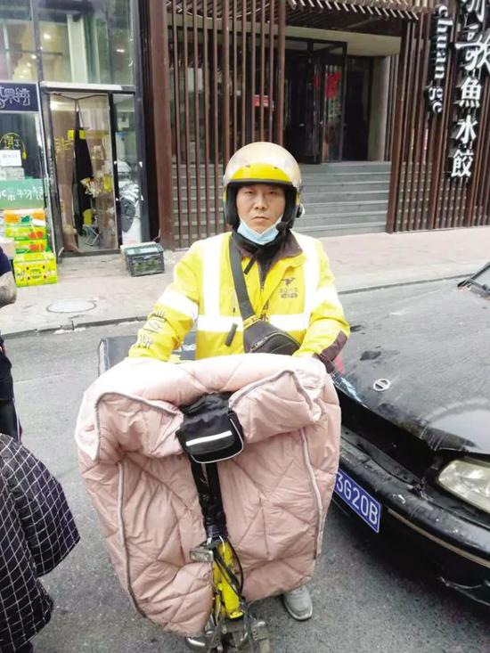感动全国网友的“小黄”就是38岁的张德江