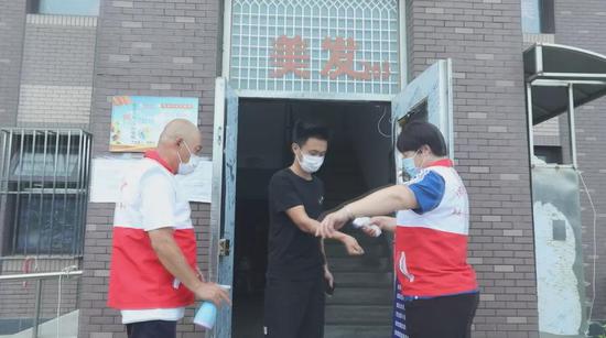 消毒、测温后解除单元“外不许进内不许出”的封闭状态