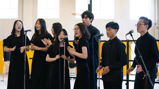 从学生的表演可以看出,华美注重学生的个性化发展,虽然作为一个团体上台合唱,但每个人都可以展现自己的个性美和独特的气质。感觉每个在台上表演的学生,不是在完成一次学校布置的任务,而是在享受这个舞台,陶醉其中。