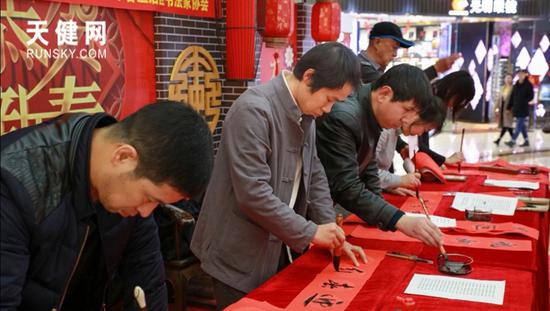 活动现场的书法老师们正在挥毫泼墨