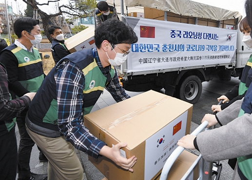 ▲韩国春川市接收防疫物资(图片由大连市政府外办提供)
