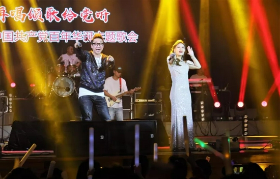 《红旗飘飘》
