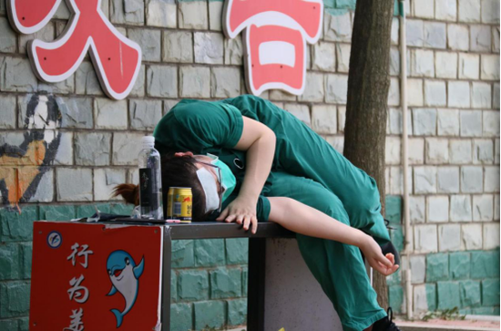 每个检测点,都有中暑晕倒的志愿者,他们也是别人家的女儿、儿子,是别人家孩子的爸爸、妈妈,是丈夫,是妻子,我们为之心疼也为之自豪!
