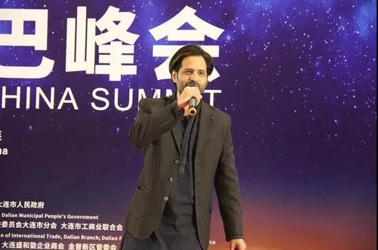 Dr. Bilal Khan演唱中巴歌曲
