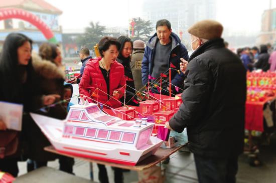 售卖各式海灯。