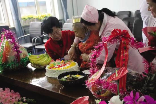 看到这么多人来给自己祝寿,刘桂珍老人非常激动、开心。