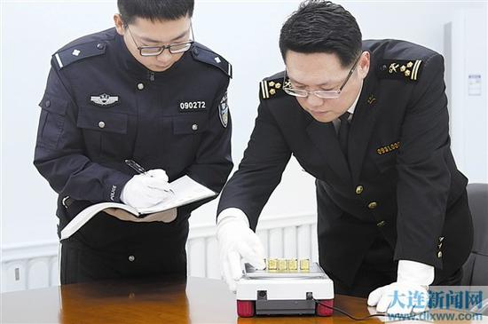 海关查证走私黄金。