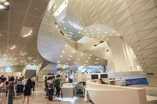 图为国际会议中心一楼大堂休息区。