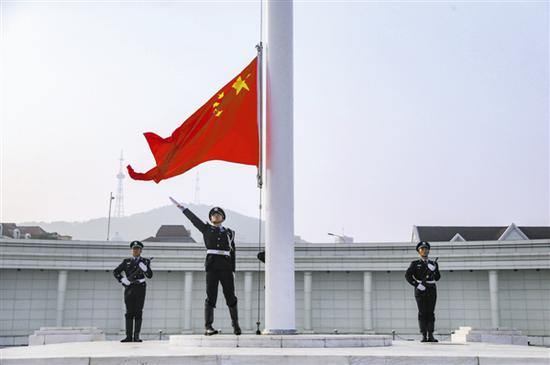人民广场隆重举行升国旗仪式。本报记者王华 摄