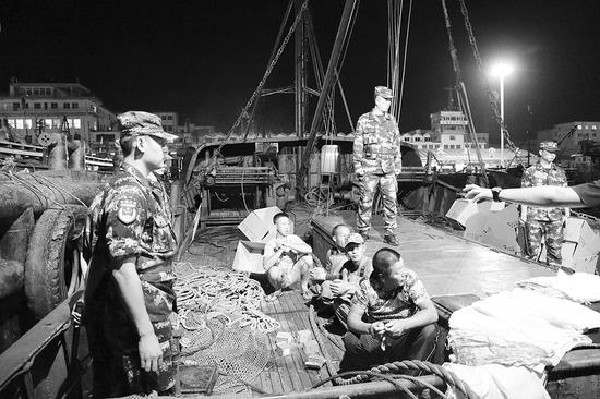 海警官兵现场查获非法捕捞渔船。图片由海警提供