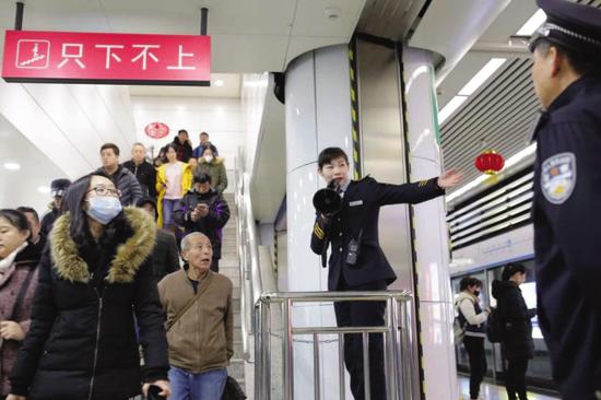 地铁只下不上保障市民安全回家。@大连地铁