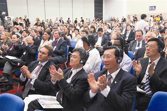 2009年,夏季达沃斯在与会者热烈的掌声中闭幕。大连日报记者王大斌 摄