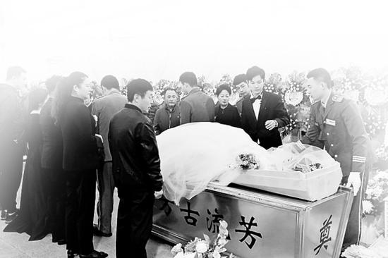 2019年10月20日,辽宁大连。徐世南妻子患癌去世,他在殡仪馆为妻子守灵7天,还为其补办了一场婚礼。