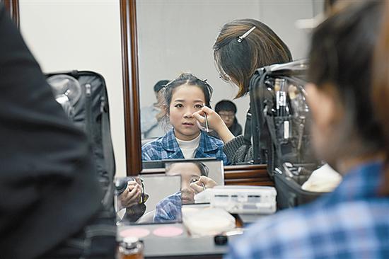 小演员上场前在化妆。