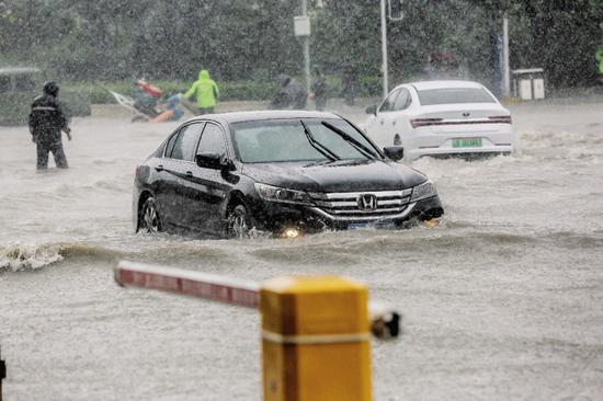 昨日雨中大连街景。大连新闻传媒集团记者 高强摄