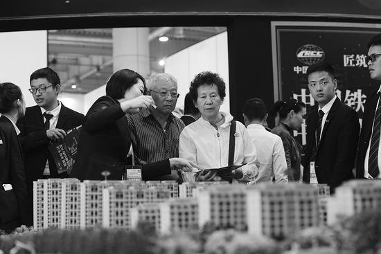 购房者近距离了解楼盘信息。 半岛晨报、海力网首席摄影记者周蕾