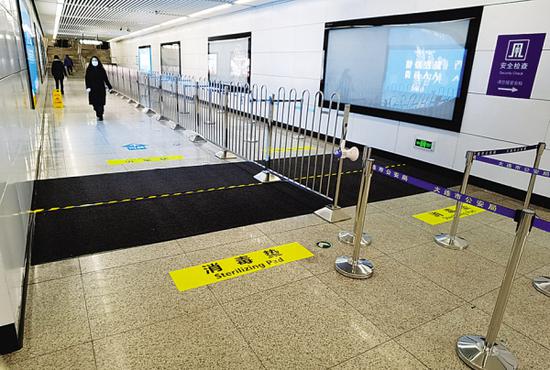 大连地铁所有车站出入口已安装消毒垫。图片由地铁集团提供