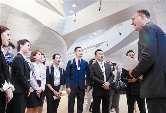 市民代表走进达沃斯会场。 本报记者王华 摄