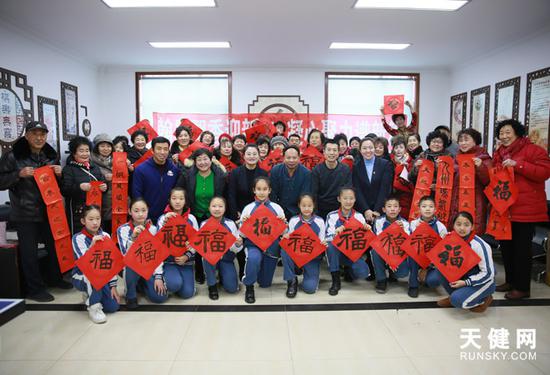 星语家社区举办书春联送福字活动