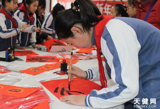 小志愿者为居民送福