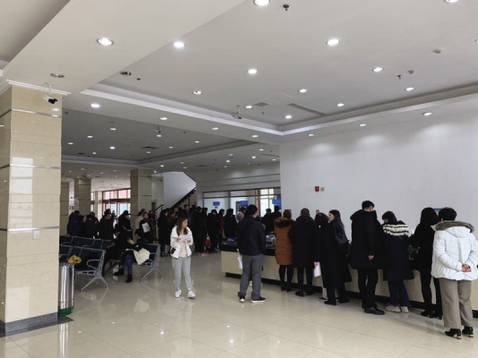 昨日,市民排队办理出入境业务。