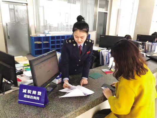 最先感受到减税降费带来变化的是一线办税者。