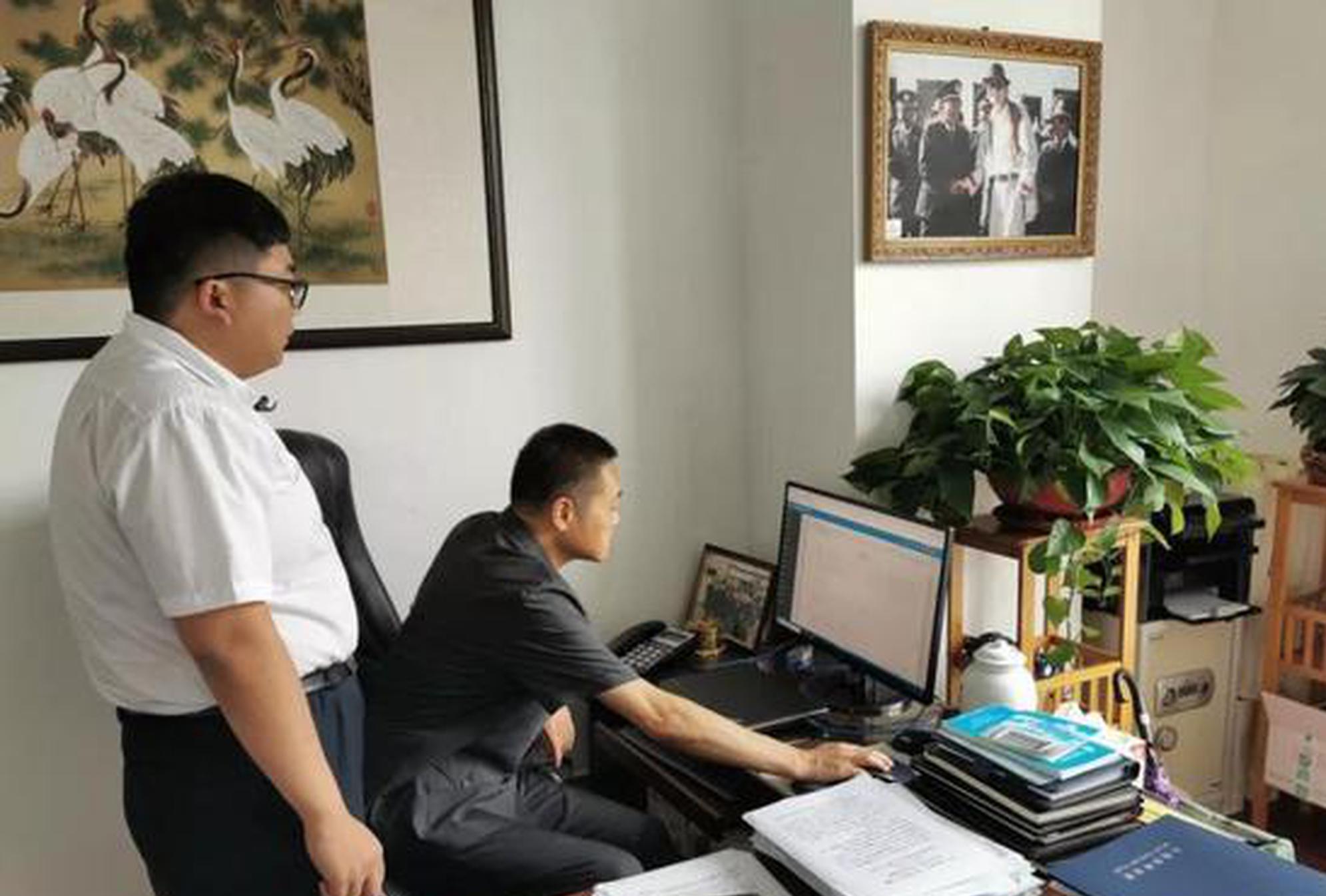 党组副书记、副院长杨洪仁学习新办公系统