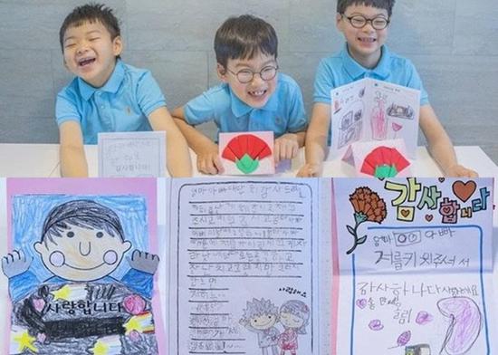 宋家三胞胎制作的康乃馨和贺卡作为父母节礼物。