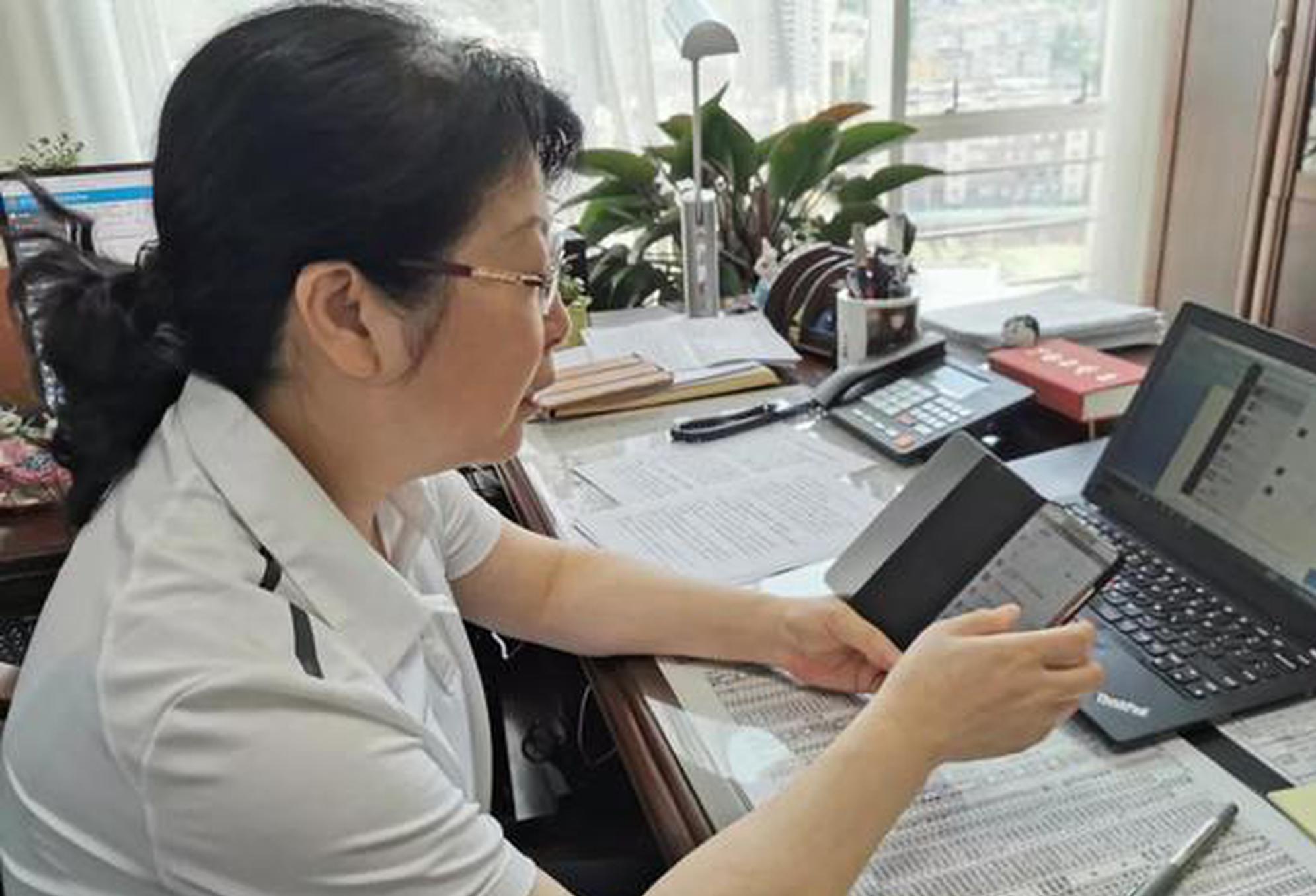 党组书记、院长邓妍学习新办公系统