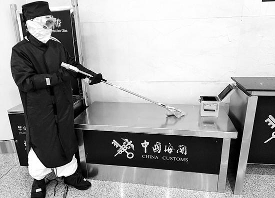 大连海关工作人员在对“保健矿石”进行放射性检测。(受访者供图)