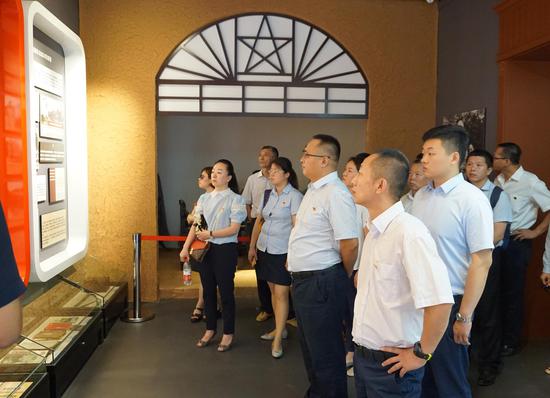 全体党员参观纪念馆