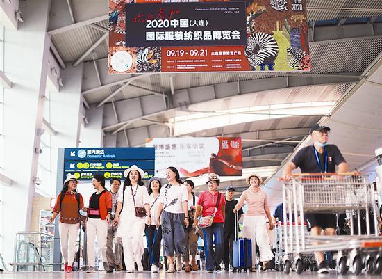 大连周水子国际机场的大型广告牌让客人们一下飞机就感受到浓浓的服博会氛围。大连新闻传媒集团记者张春雷 摄