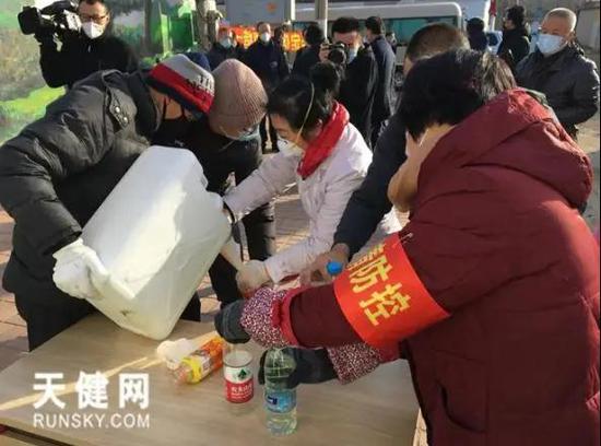 王海军联系辖区爱心企业“酒人老吕”为村民免费发放消毒水