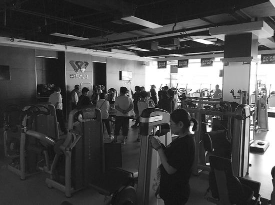 少会员聚在已经断电的健身馆内商量维权事宜。半岛晨报、海力网摄影记者孙振芳