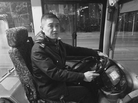 张翰是529路区间车的专职司机,就是在他的帮助下,俩女生才能早点回家。