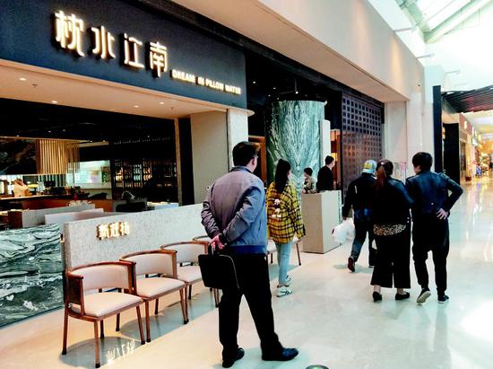 王女士跟家人到餐厅协商。