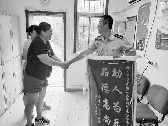 男童的母亲张女士送锦旗表示感谢。受访者供图