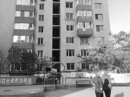 坠亡的位置无光,很黑,曾有高层居民往下扔垃圾等,所以当晚那声“砰”并没有引起太