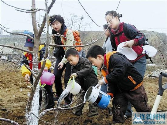 市民植树热情高涨 大连记者张建 摄