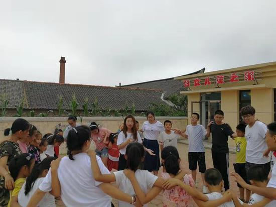 长海县小长山岛的支教点中志愿者在和海岛上的孩子们玩故事接龙