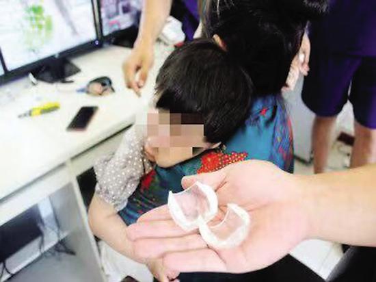 消防员将孩子解救。