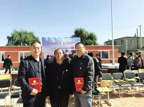 张德群(左一)受邀参加了辽宁省昌图县下二台中学建校50周年庆典活动