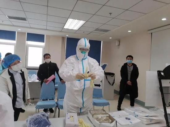韩常新在给医护人员做培训
