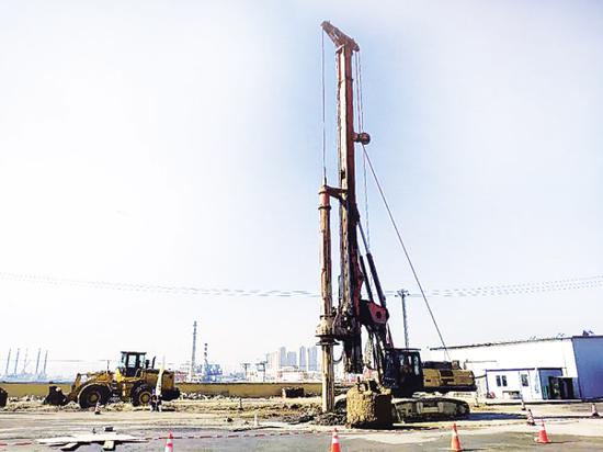 光明路延伸工程的首根灌注桩桩基开钻。