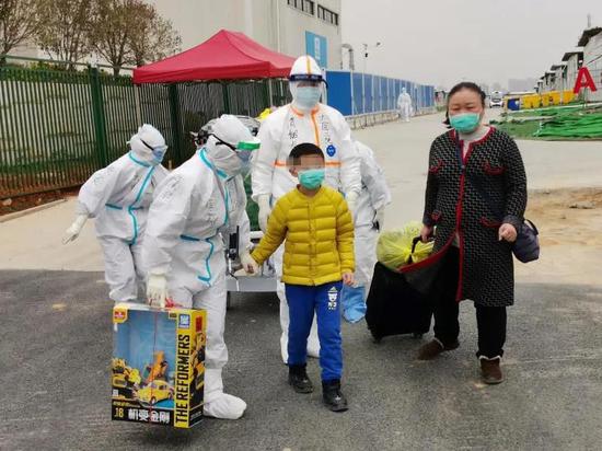 在大连医护人员的精心照顾下,小彦和妈妈出院了!