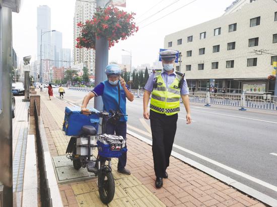 全警上路管交通。
