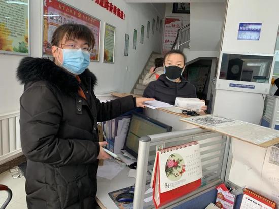 ▲王超(左)在做疫情排查工作