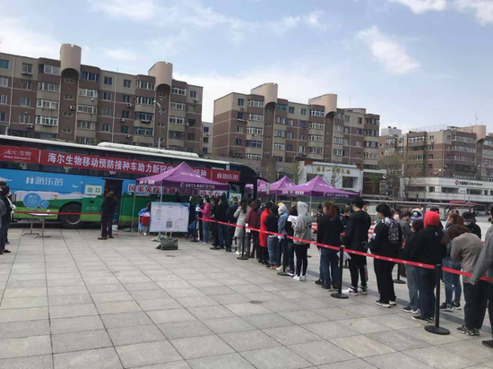大连市沙河口区麦凯乐西安路罗斯福广场 民众在排队接种